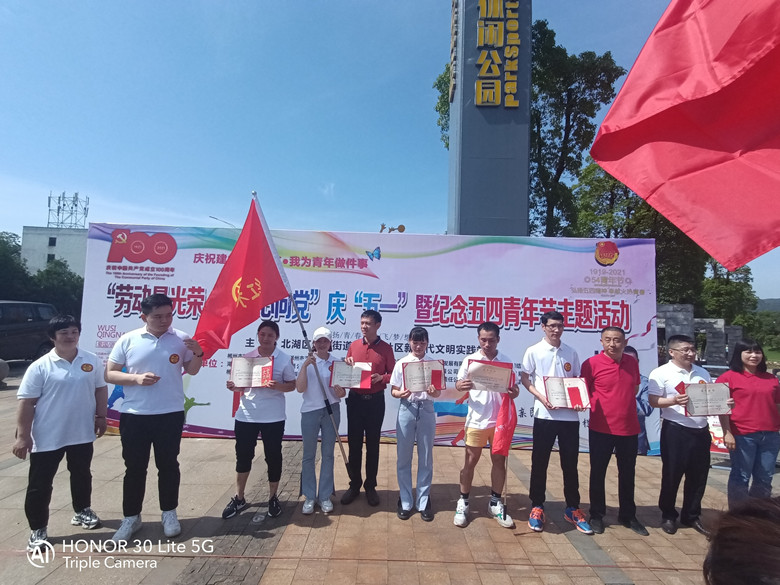 “勞動(dòng)光榮，青春心向黨